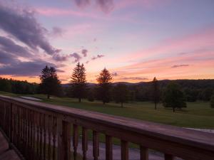 Mulligan's Pub at Windham Country Club deck at sunset