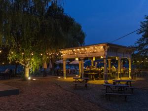 Stewart House Tavern outdoor seating