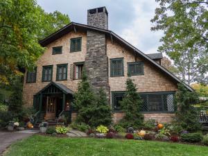 Exterior Shot of Deer Mountain Inn