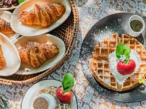 &Breakfast by Albergo waffle and pastries