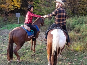 couples-horseback-riding-trip