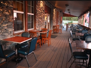 outdoor-seating-east-durham-ny-pub-with-food-and-music