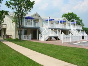 Country Place Resort exterior at Zoom Flume Water Park