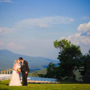 Catskills bride & groom kissing