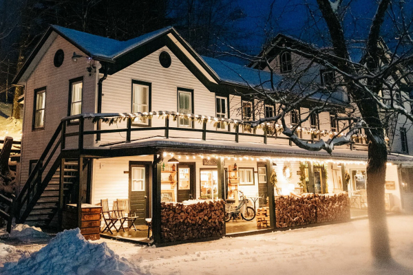 glen-falls-house-winter-wooded-escape