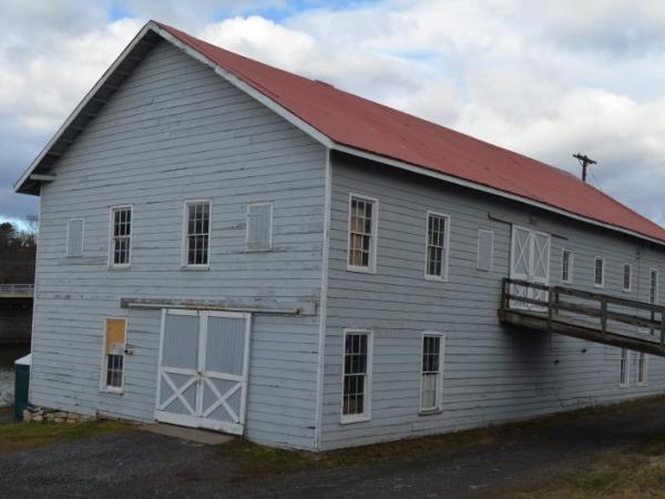 Lincoln Auction Service barn