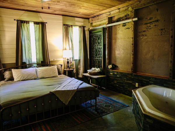 Long Neck Inn Boutique 