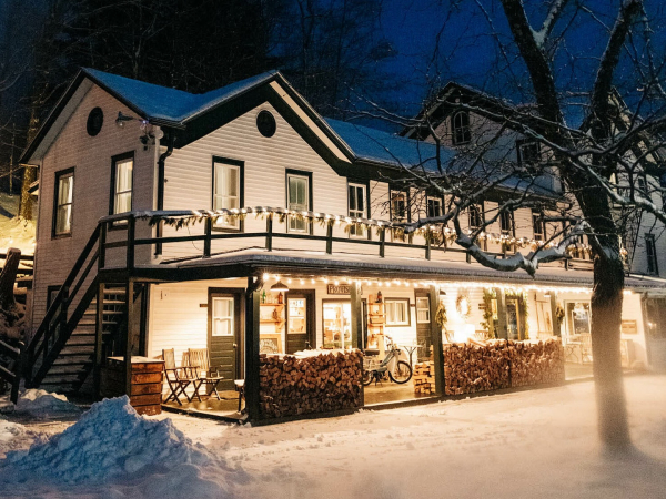 glen-falls-house-winter-wooded-escape