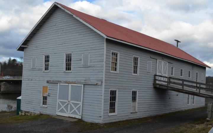 Lincoln Auction Service barn