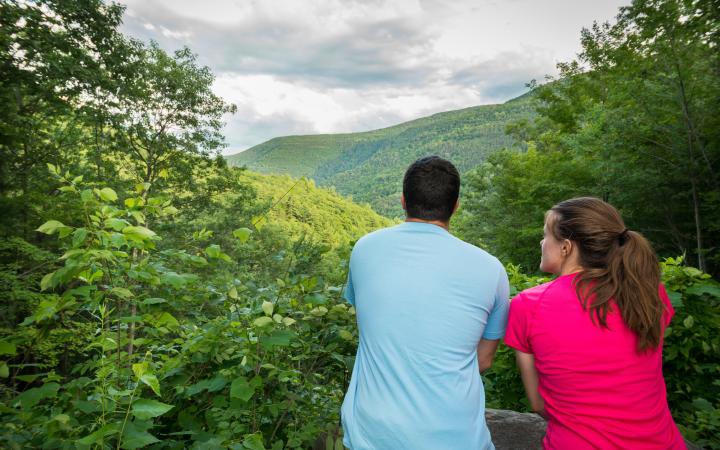 Couple looking over the catskill mountains in the Kaaterskill Clove
