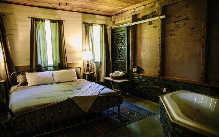Long Neck Inn Boutique 