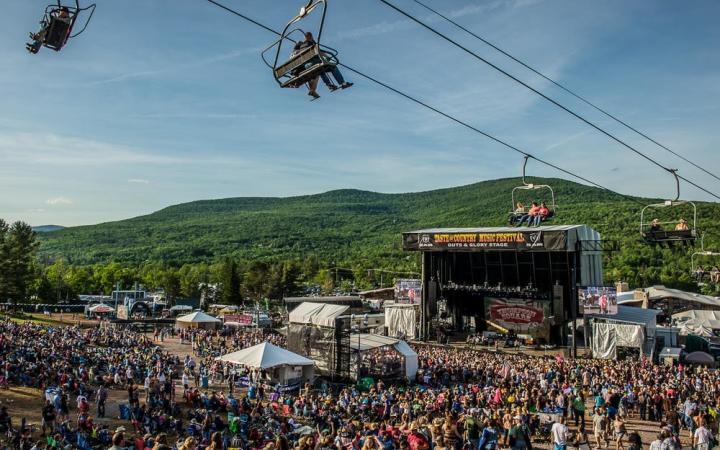 trailblazer music festival (formally taste of country) stage and crowd with gondolas overhead