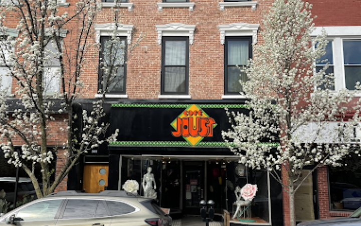 Joust exterior