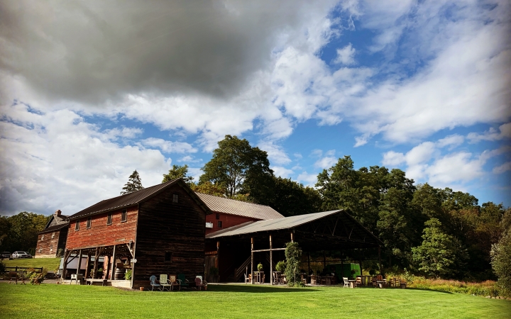 Barn style wedding venue in the mountains