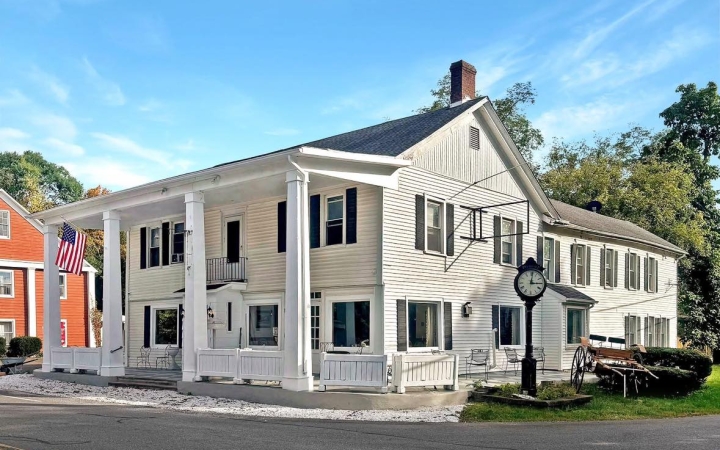 The Freehold House Restaurant & Bar - American Comfort Cuisine