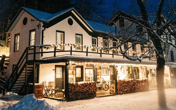 glen-falls-house-winter-wooded-escape